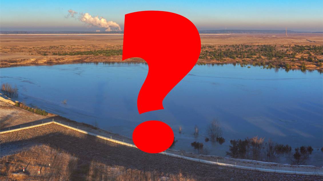 Blick vom Merzdorer Aussichtsturm in Richtung Kraftwerk Jänschwalde mit rotem Fragezeichen