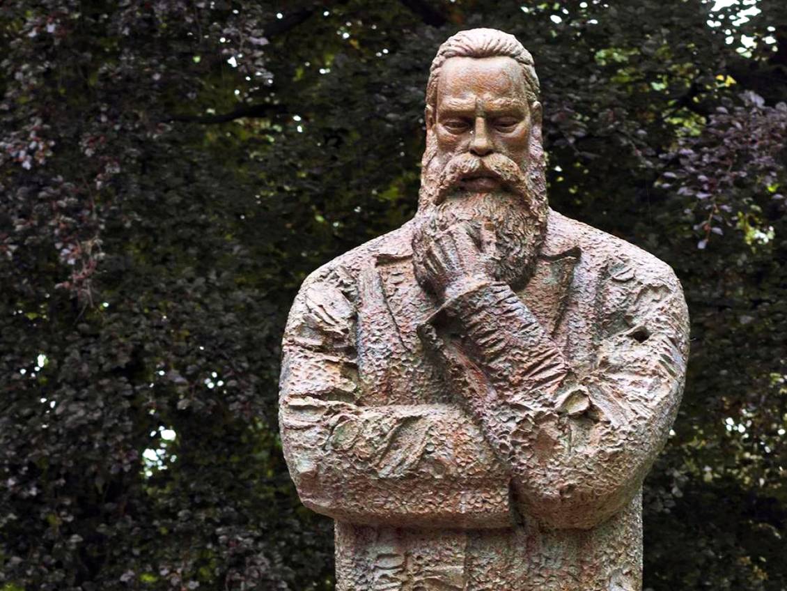 denkender Engels - Bronzebildnis in Wuppertal geschnekt von China