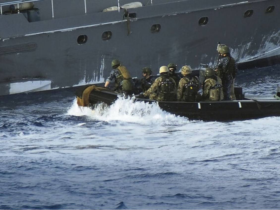 Angehörige der Bundesmarine auf einem Schlauchboot zu einem Schiff