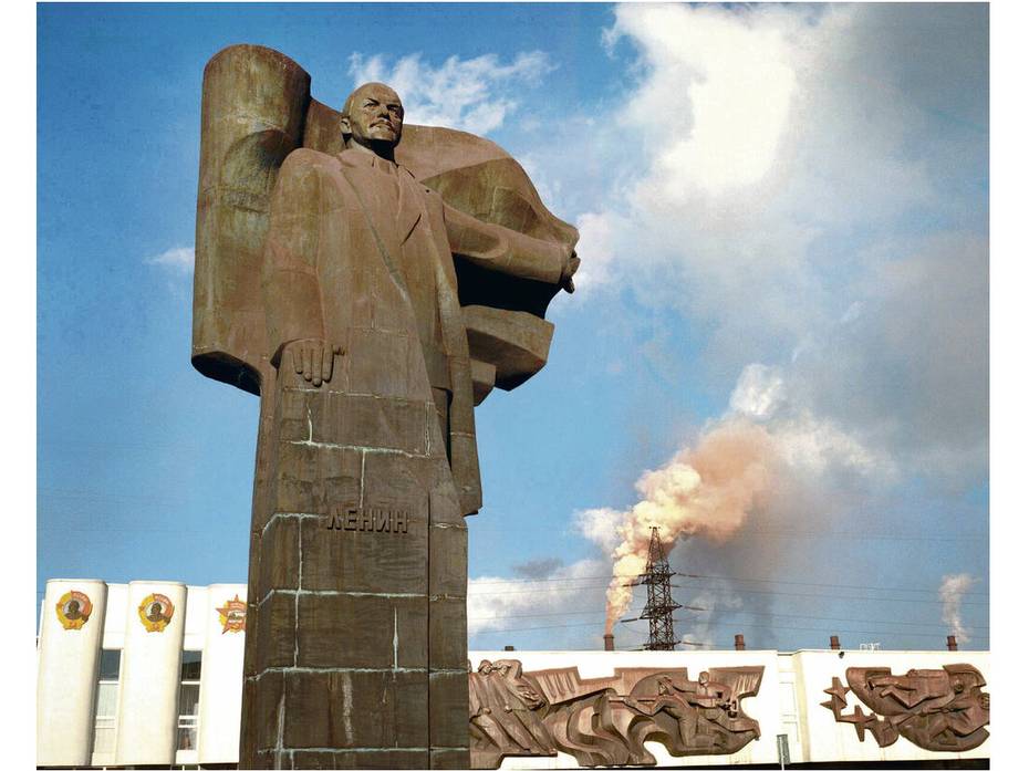 Lenin-Statue vor dem Stahlwerk von Magnitogorsk