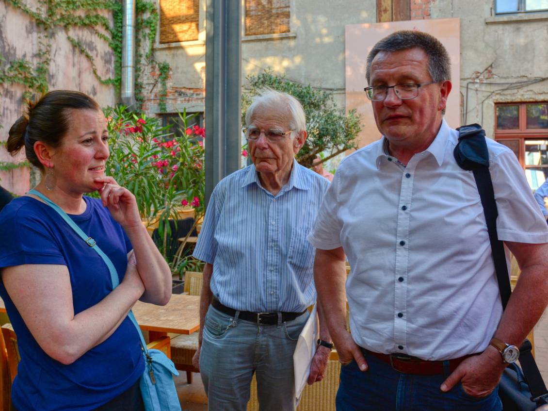 Janine Wissler mit Genossen im Gespräch