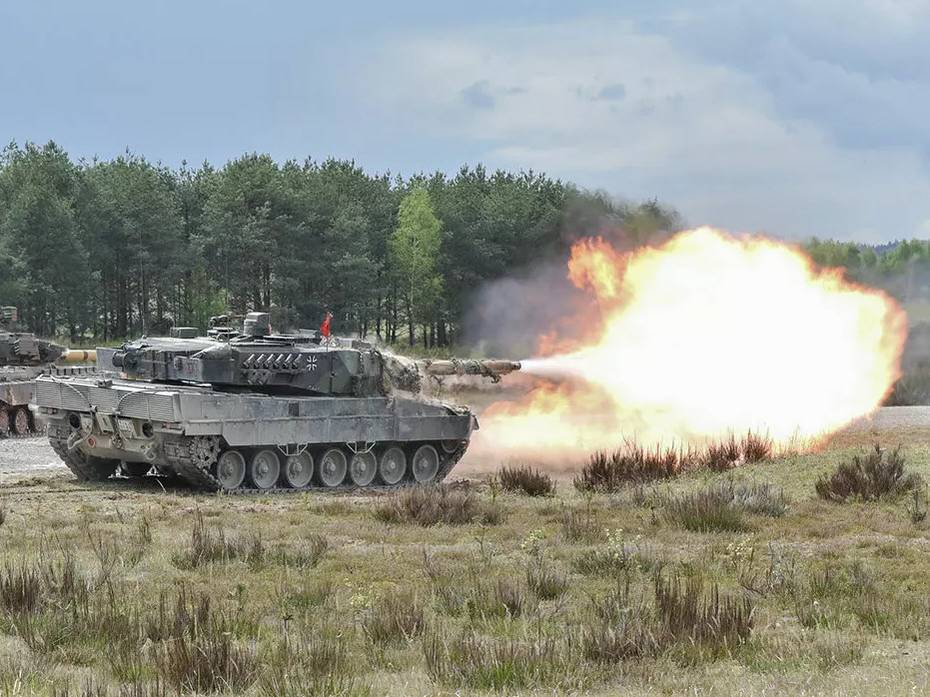 Kampfpanzer Leopard 2 von Krauss-Maffei Wegmann während des Schießens