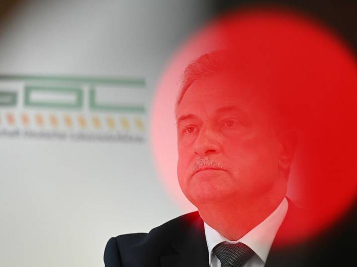 Portrait von GDL-Vorsitzendem Claus Weselsky mit einem roten durchsichtigen Kreis überdem Gesicht