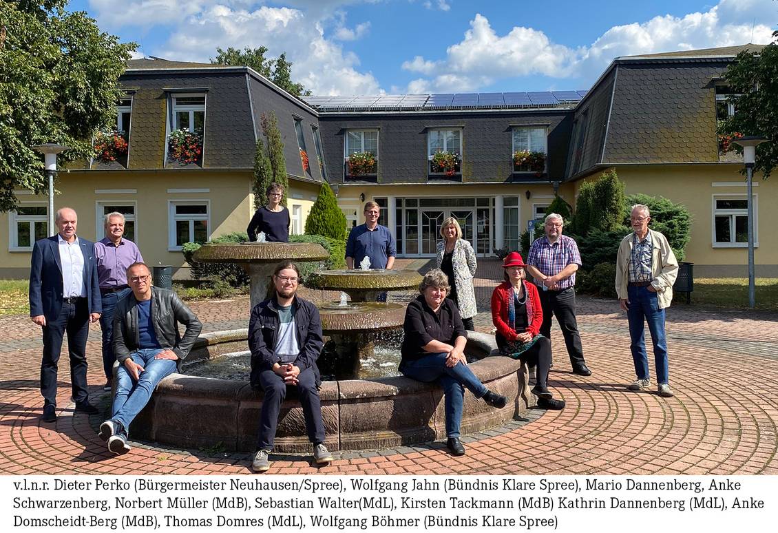 Die Beratungsteilnehmer vor dem Amt Neuhausen: Aktionsbündnis Dieter Perko, Winfried Böhmer und Wolfgang Jahn, DIE LINKE MdB Dr. Kirsten Tackmann, Anke Domscheidt-Berg und Norbert Müller, MdL Kathrin Dannenberg, Sebastian Walter und Thomas Domres, weitere Teilnehmer der LINKEN René Kretschmer, Mario Dannenberg und Anke Schwarzenberg