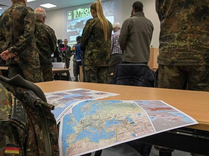 Europakarte auf einem Tisch