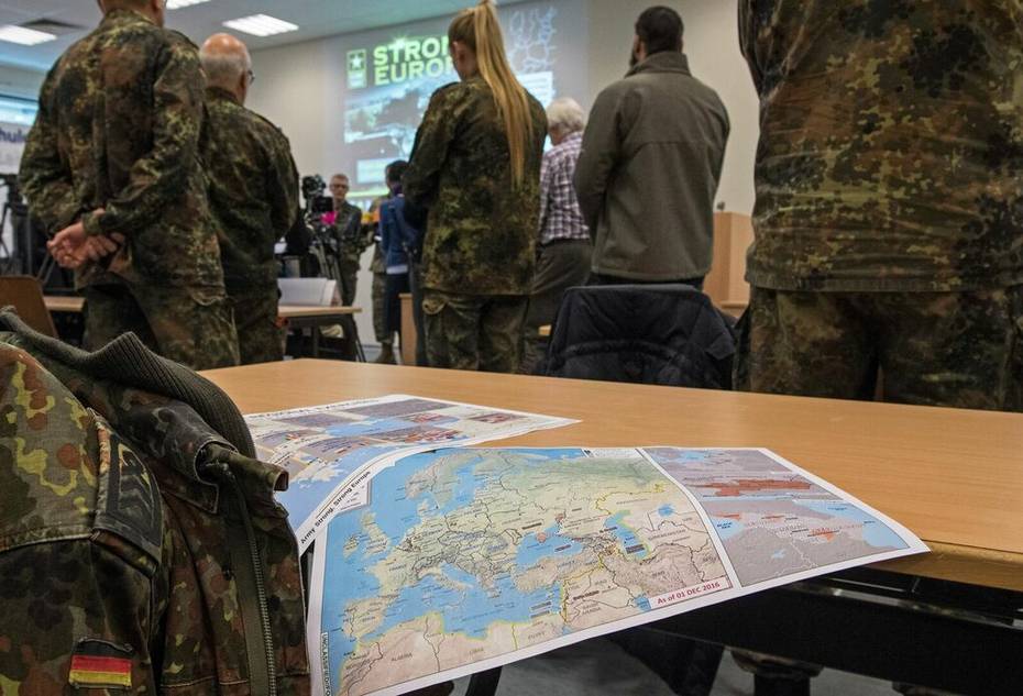 Europakarte auf einem Tisch
