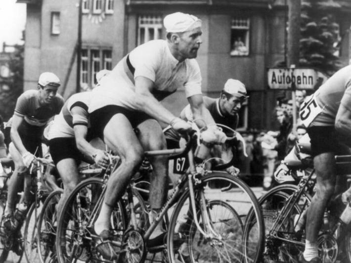 Täve in einer Gruppe spurtender Radfahrer auf der Friedensfahrt