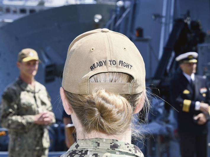 Basecap einer US-Armeeangehörigen von hinten mit der Aufschrift:„Ready to fight“ (Bereit zum Kampf)