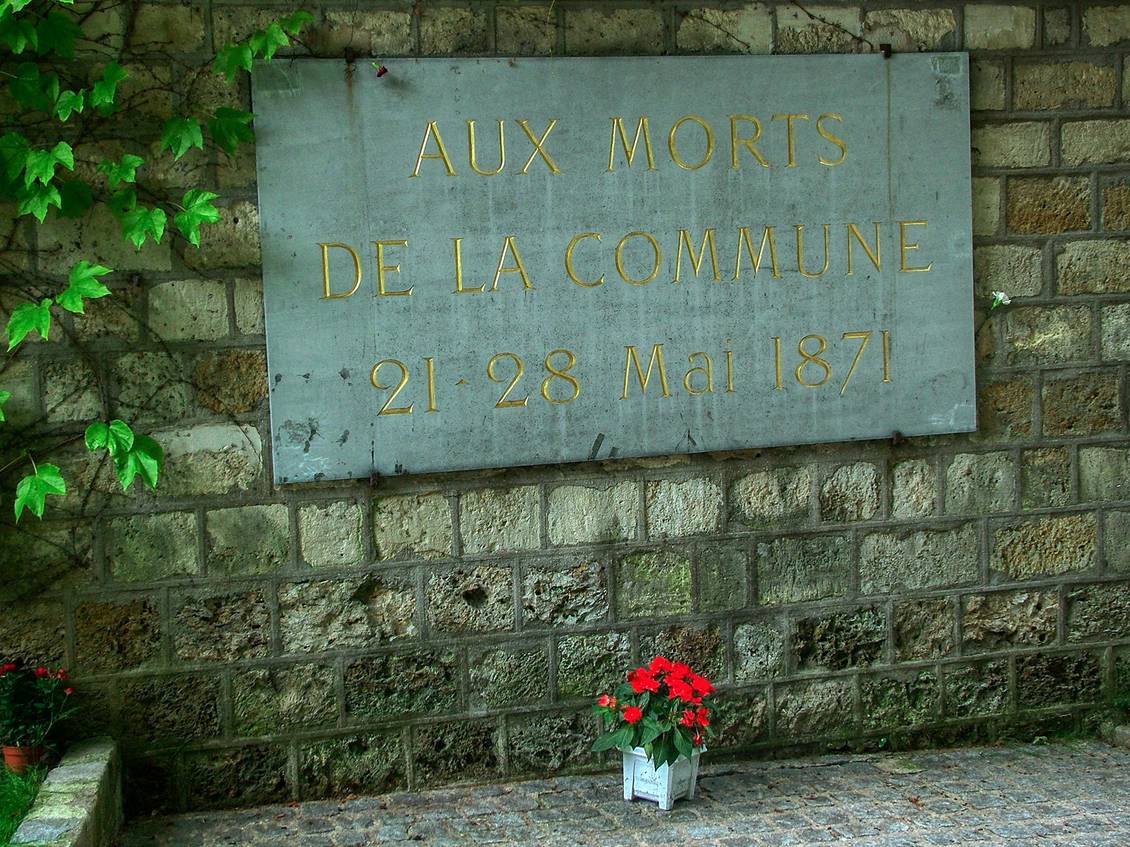 Gedenktafel an die Opfer der Pariser Kommune auf dem Friedhof Père-Lachaise in Paris