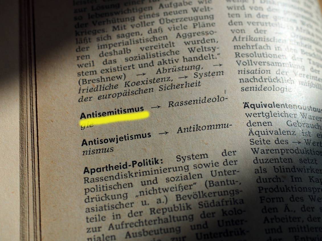 Stichwort „Antisemitismus“ in einem Wörterbuch unterstrichen