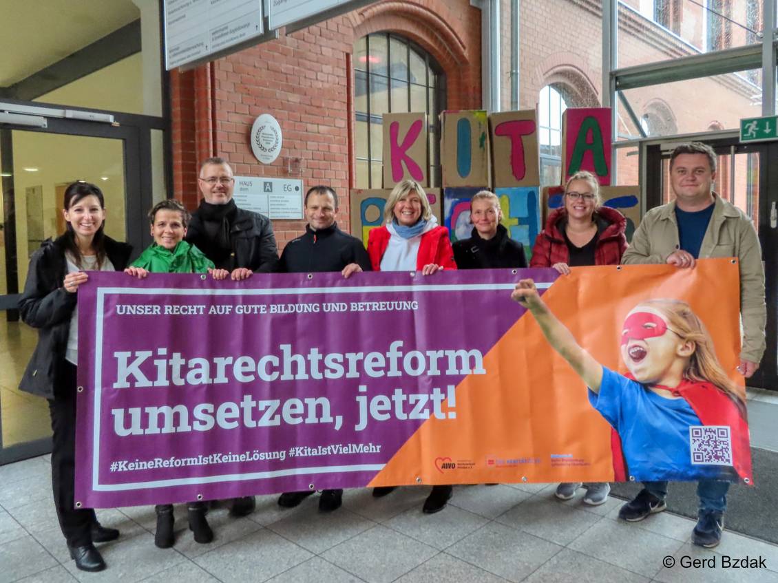 Mitglieder des Elternkitabeirates des Spree-Neiße Kreises mit Unterstützern